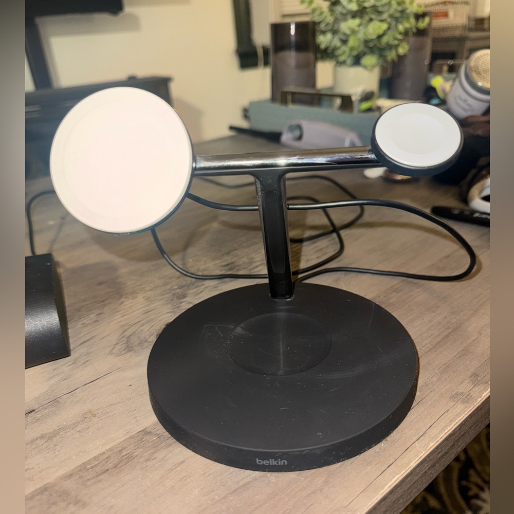 Belkin 3 in 1 MagSafe Wireless Charging Stand - Picture 3 of 6